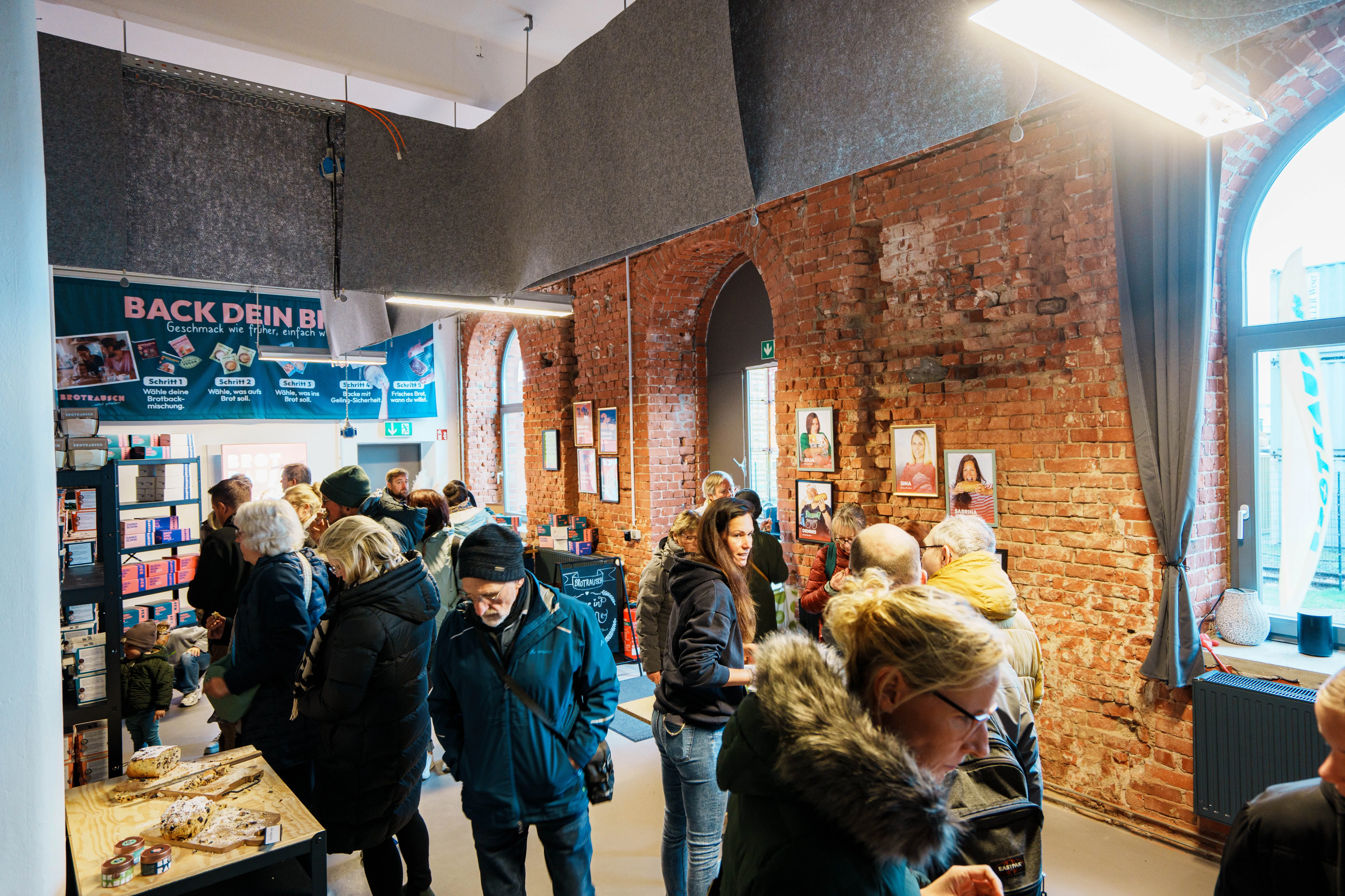 Besucher in der historischen Backsteinhalle