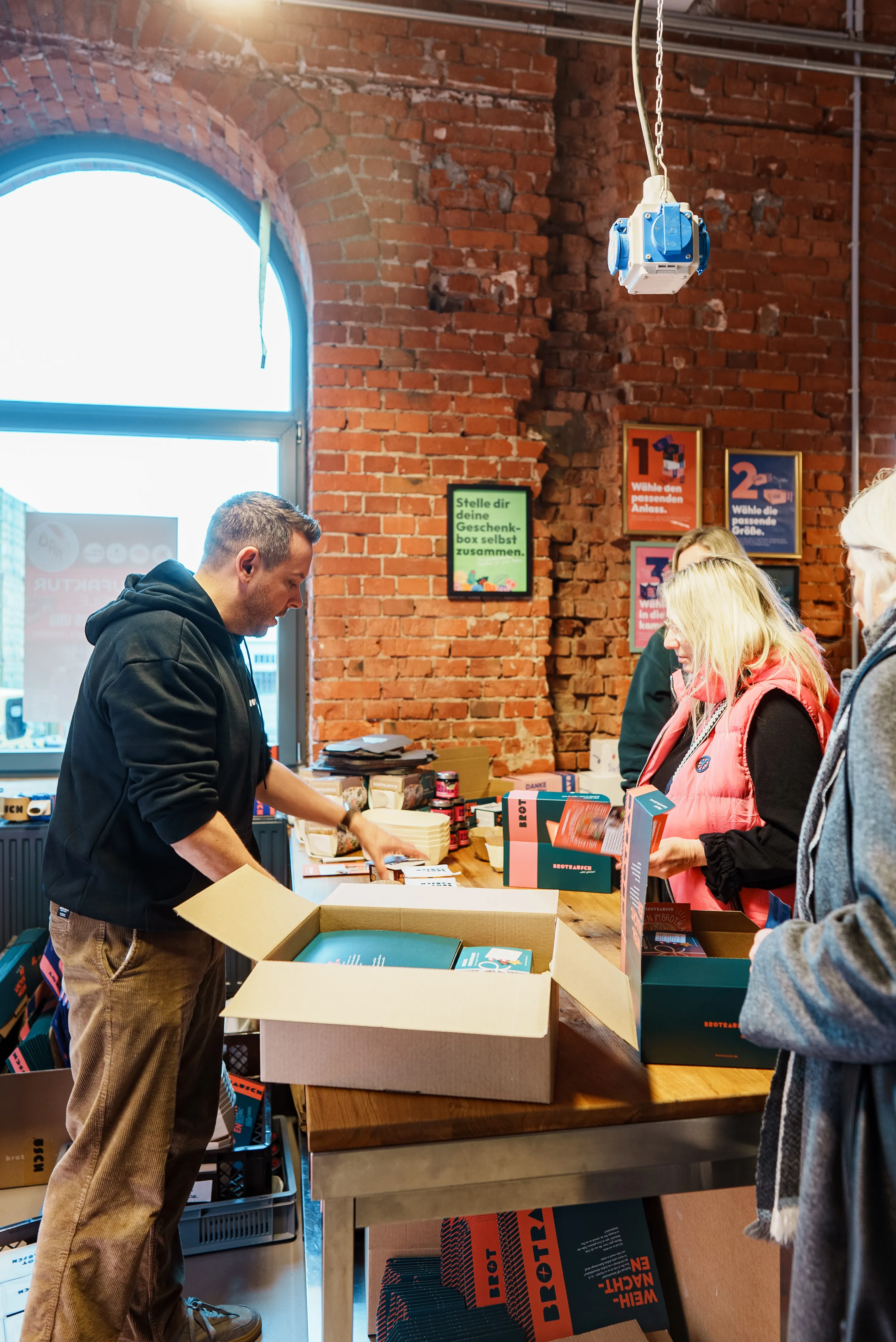 Händler im Gespräch mit Besuchern
